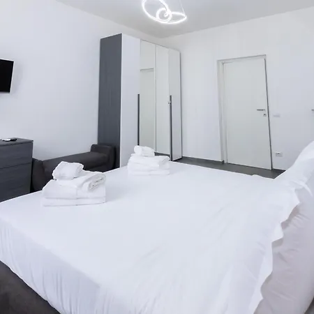 Travel House *